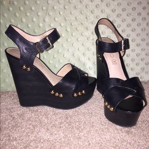 Black wedge heal. Lightly worn.